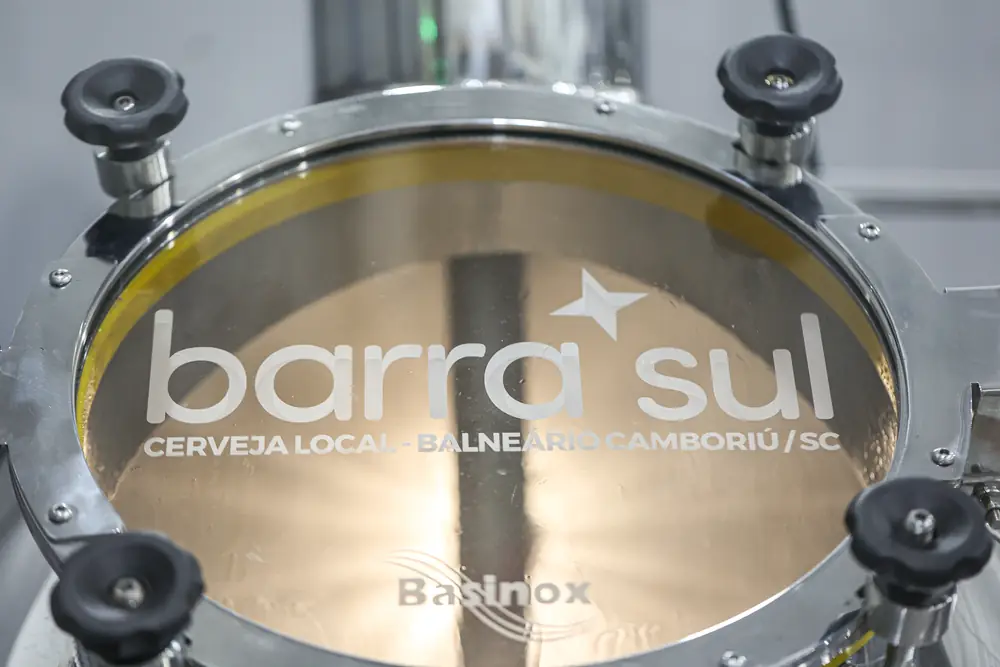Tampa de inspeção de um tanque da fábrica com o logo Barra Sul gravado no vidro
