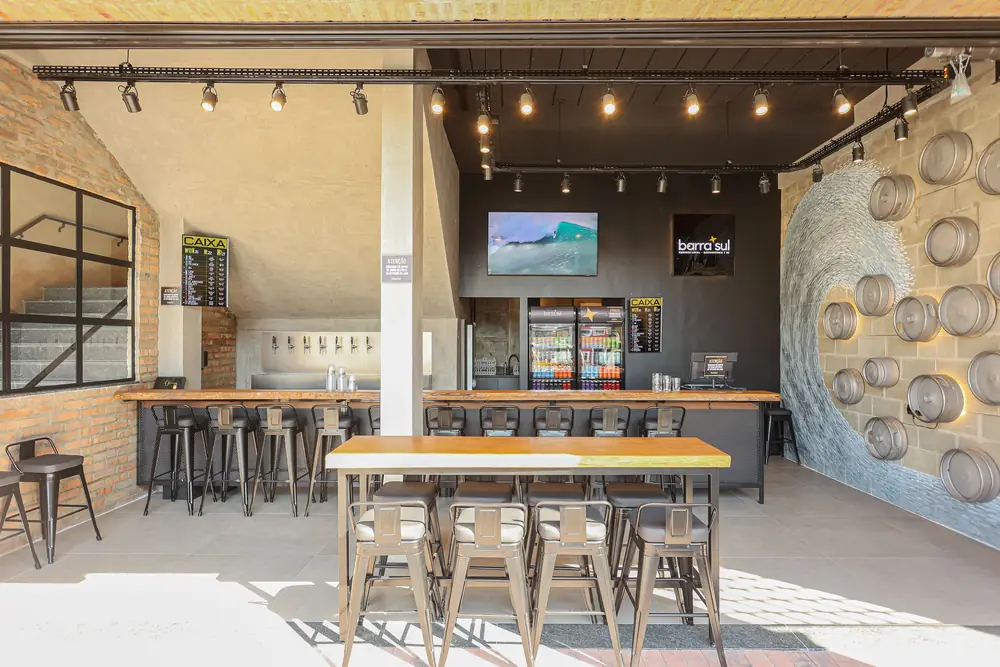 Salão do Taproom Barra Sul no Roddertown, com balcão, torneiras e parede de barris